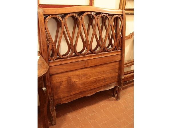 A walnut single bed  - Auction Lazzi's House - first part Furniture, paintings, Murano glass, curiosities - Maison Bibelot - Casa d'Aste Firenze - Milano