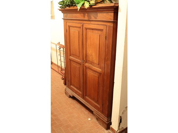 A small durmast wardrobe  - Auction Lazzi's House - first part Furniture, paintings, Murano glass, curiosities - Maison Bibelot - Casa d'Aste Firenze - Milano