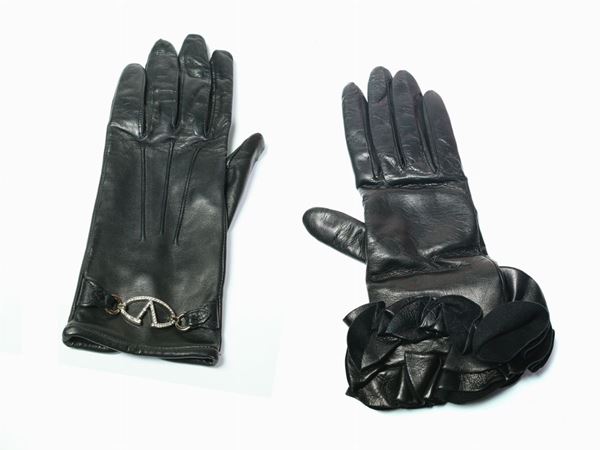 Due paia di guanti in pelle nera, Valentino