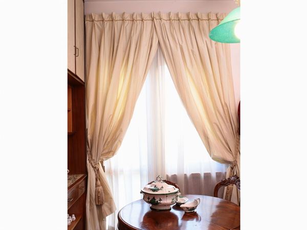 Set di tende in seta bianca per una finestra  - Asta Antichità, Decorazioni d'interni e Vintage dalla Galleria Panarello di Taormina - Maison Bibelot - Casa d'Aste Firenze - Milano