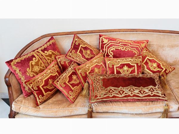 A lot of red velvet pillows  - Auction Antiquities, Interior Decorations and Vintage  from the Panarello Gallery in Taormina - Maison Bibelot - Casa d'Aste Firenze - Milano