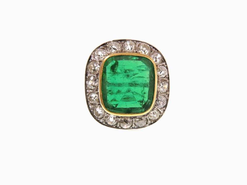 Anello a Margherita in Oro Giallo e Bianco con Diamanti e Smeraldo