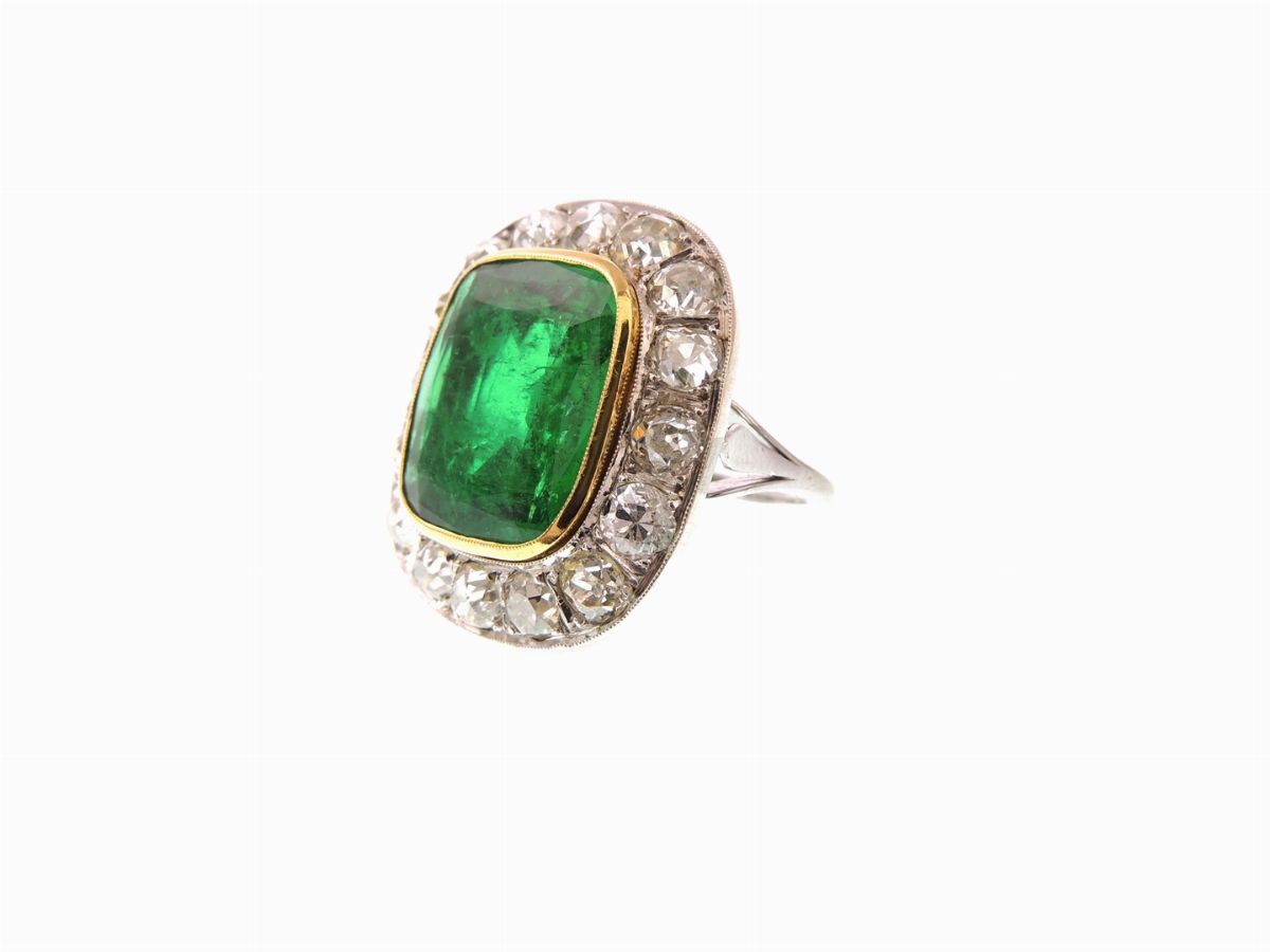 Anello a Margherita in Oro Giallo e Bianco con Diamanti e Smeraldo