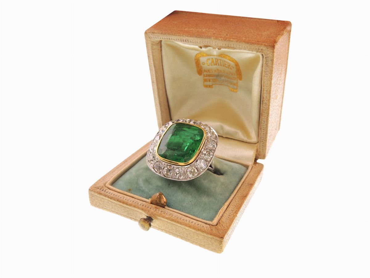 Anello a Margherita in Oro Giallo e Bianco con Diamanti e Smeraldo