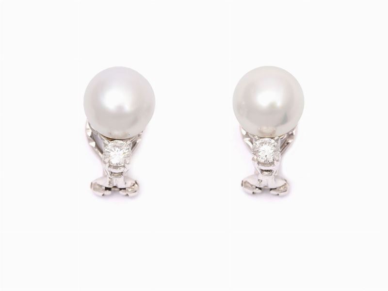 Orecchini in Platino e Oro Bianco con Diamanti e Perle Coltivate Akoya