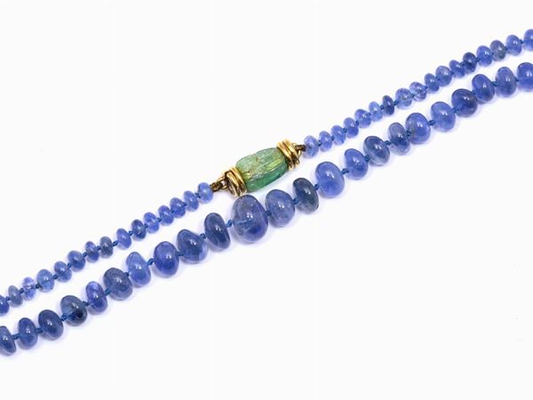 Graduated sapphires necklace with yellow gold and emerald clasp
