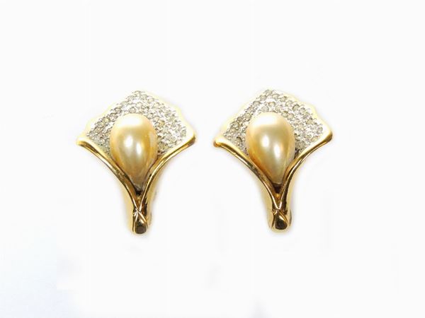 Paio di orecchini in metallo dorato, strass e vetro, Yves Saint Laurent
