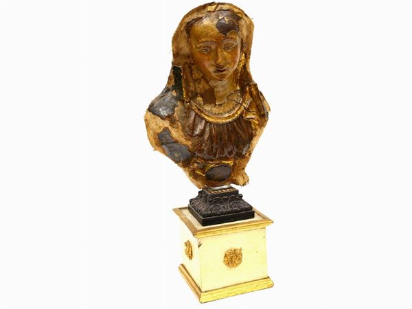 Busto femminile in lacca, frammento