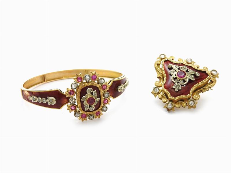 Demi Parure Bracciale Rigido e Spilla in Oro Giallo, Smalti, Diamanti e Rubini