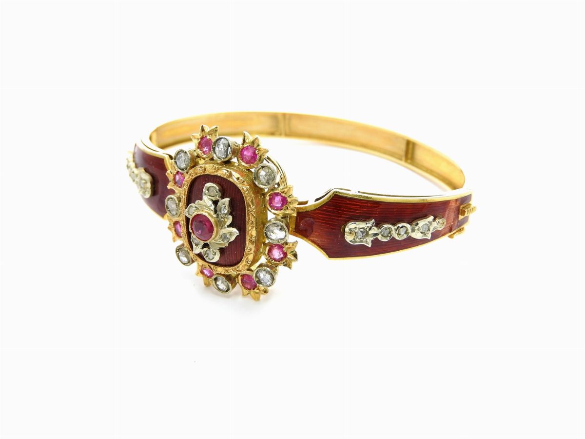 Demi Parure Bracciale Rigido e Spilla in Oro Giallo, Smalti, Diamanti e Rubini
