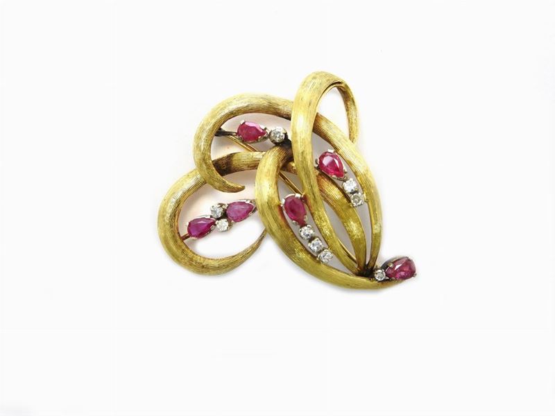 Spilla in Oro Giallo e Bianco con Rubini e Diamanti