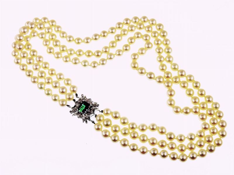 Collana a Tre Fili di Perle Coltivate Akoya con Fermezza in Oro Bianco, Diamanti e Tormalina Verd...