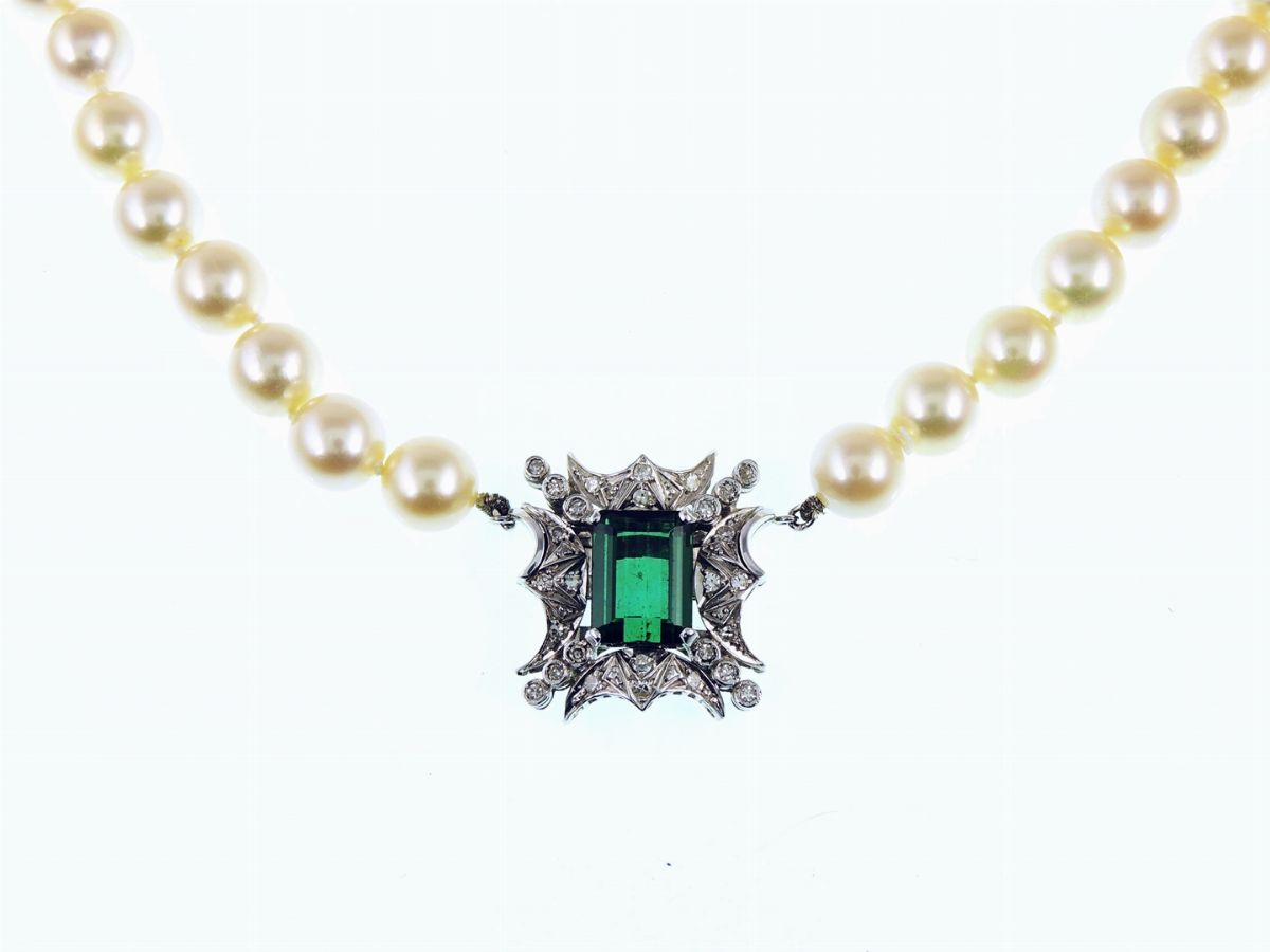 Collana a Tre Fili di Perle Coltivate Akoya con Fermezza in Oro Bianco, Diamanti e Tormalina Verd...