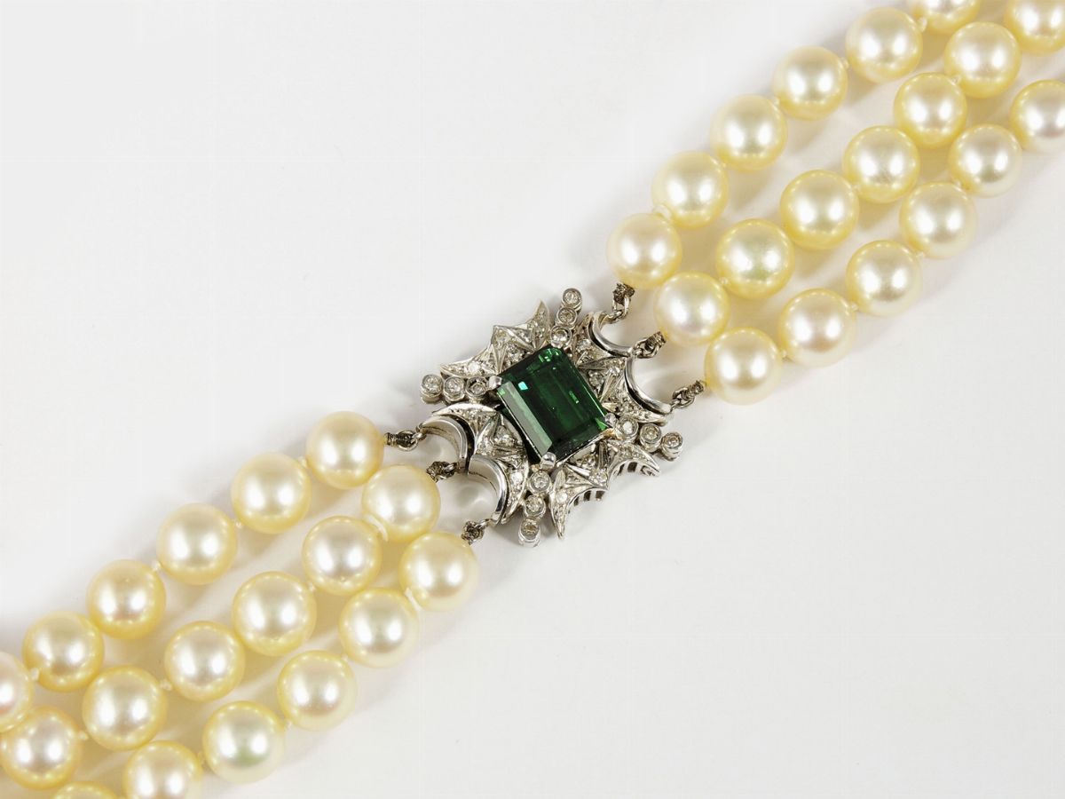 Collana a Tre Fili di Perle Coltivate Akoya con Fermezza in Oro Bianco, Diamanti e Tormalina Verd...