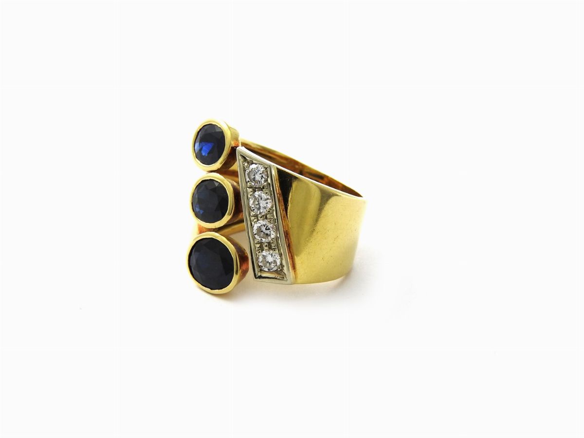 Anello in Oro Giallo con Diamanti e Zaffiri
