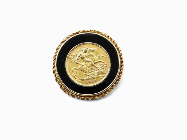 Yellow gold brooch with onyx