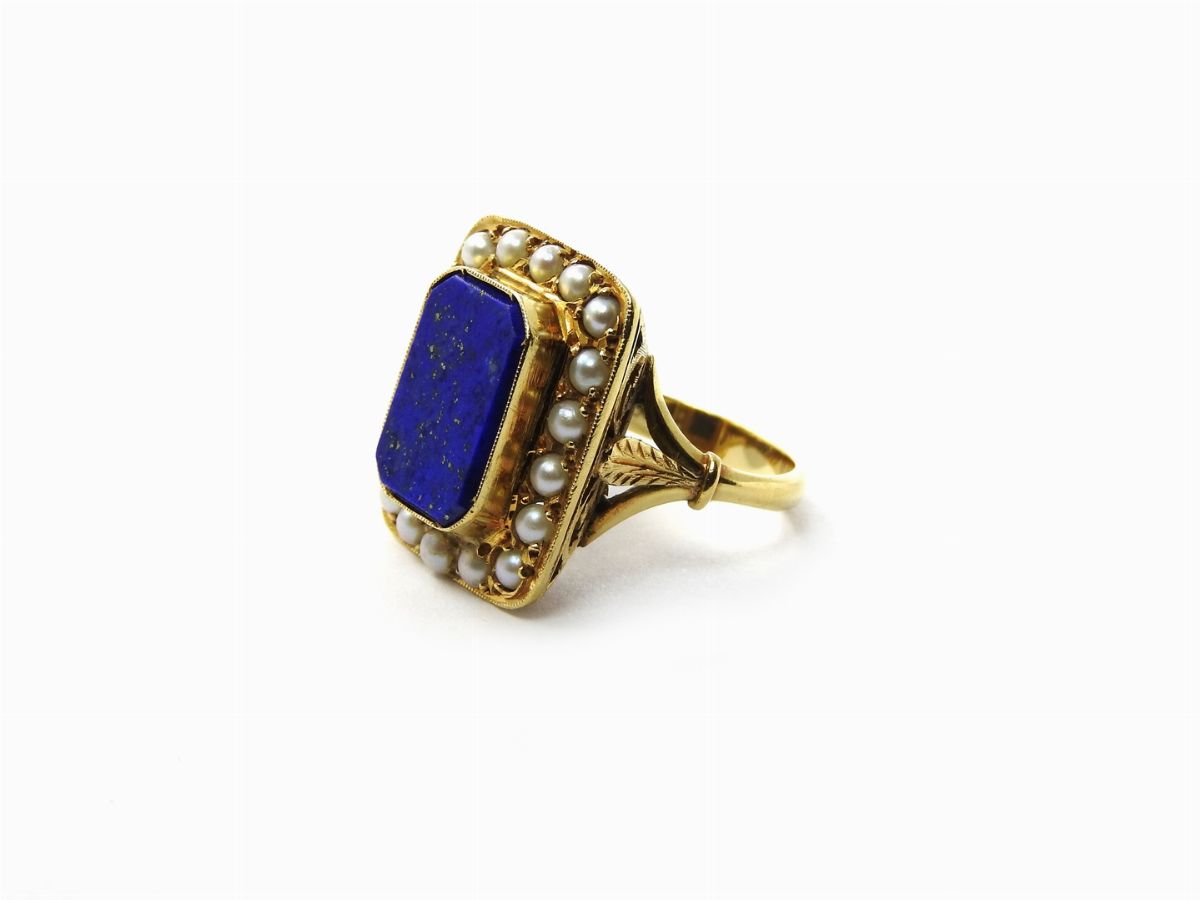 Anello in Oro Giallo con Mezze Perle e Lapislazzuli