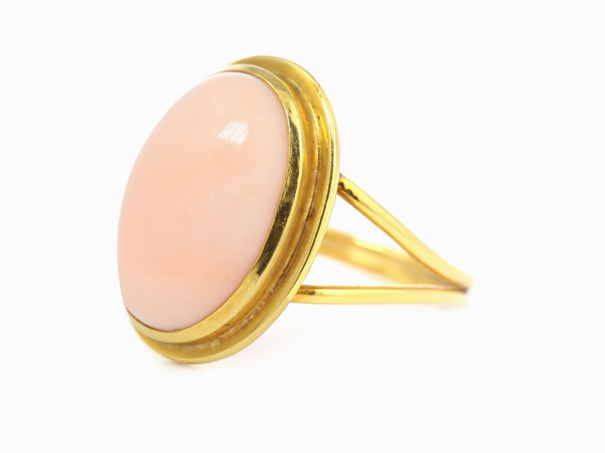 Anello in Oro Giallo e Corallo Rosa
