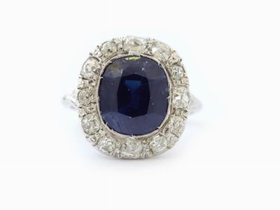 Anello a Margherita in Oro Bianco con Diamanti e Zaffiro