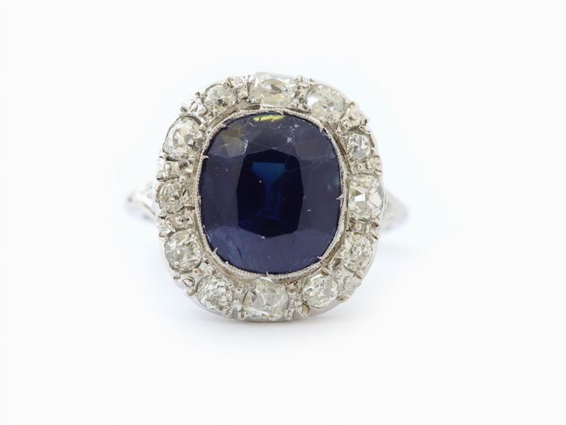 Anello a Margherita in Oro Bianco con Diamanti e Zaffiro