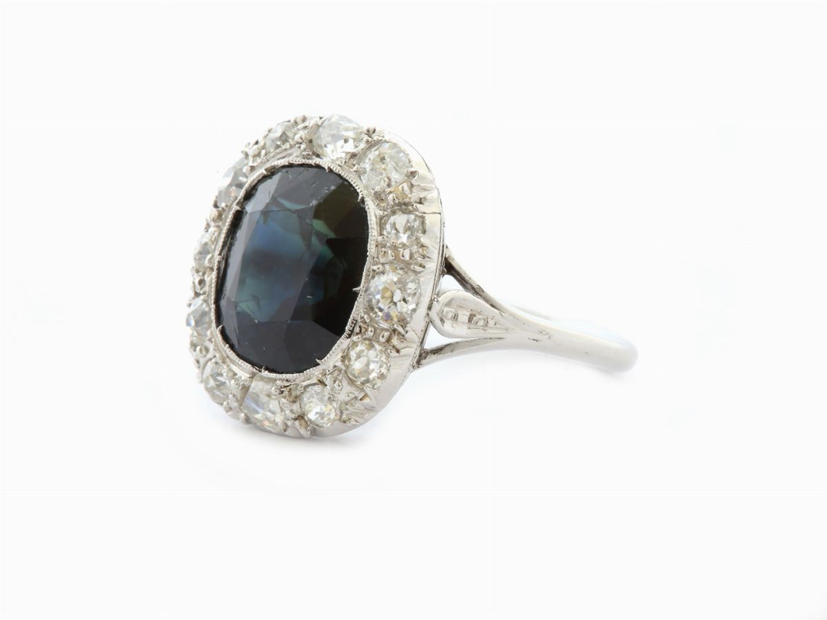 Anello a Margherita in Oro Bianco con Diamanti e Zaffiro