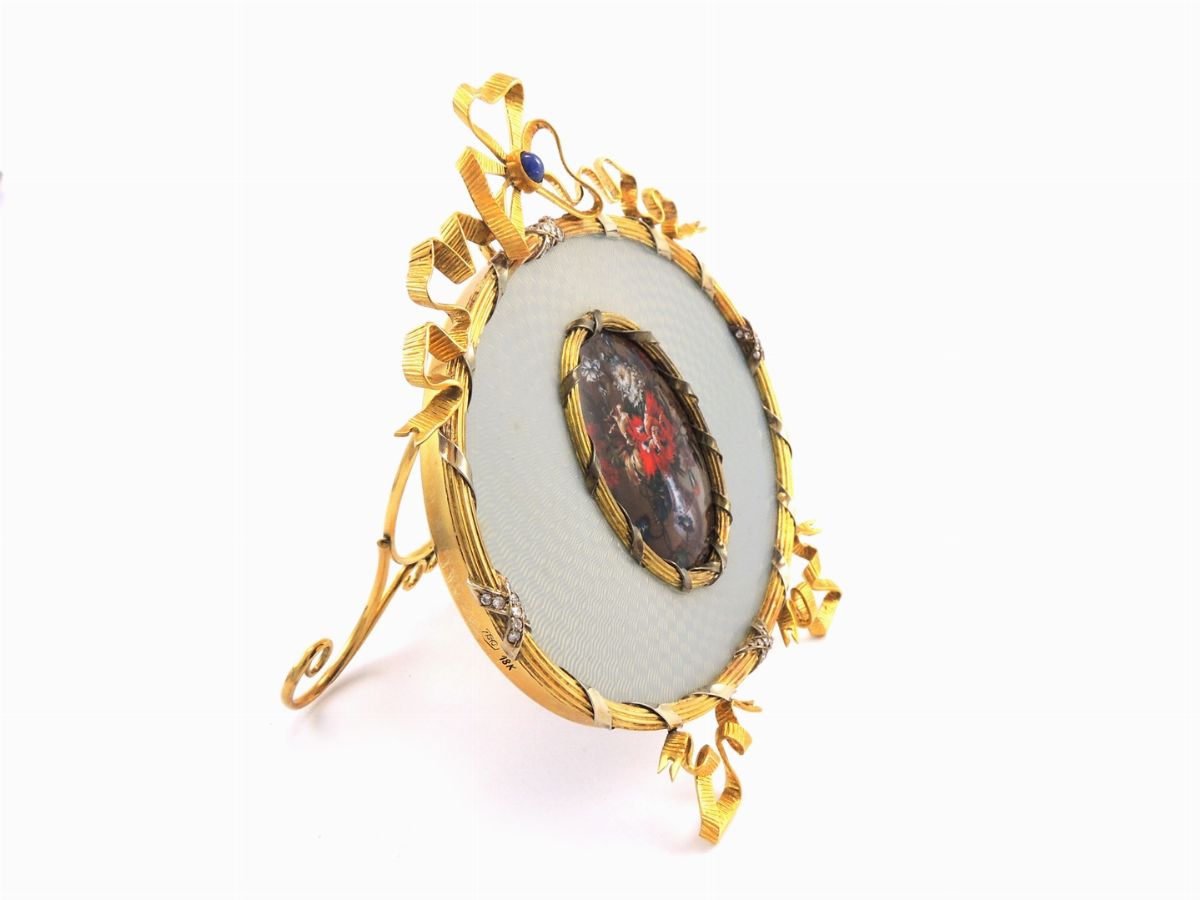 Portaritratti da Tavolo in Oro Giallo, Argento, Smalti, Diamanti e Miniatura Centrale