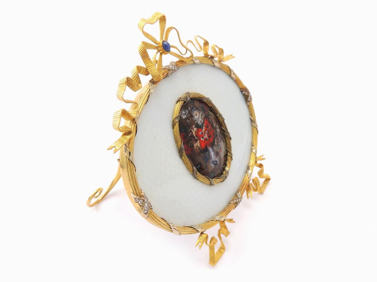 Portaritratti da Tavolo in Oro Giallo, Argento, Smalti, Diamanti e Miniatura Centrale