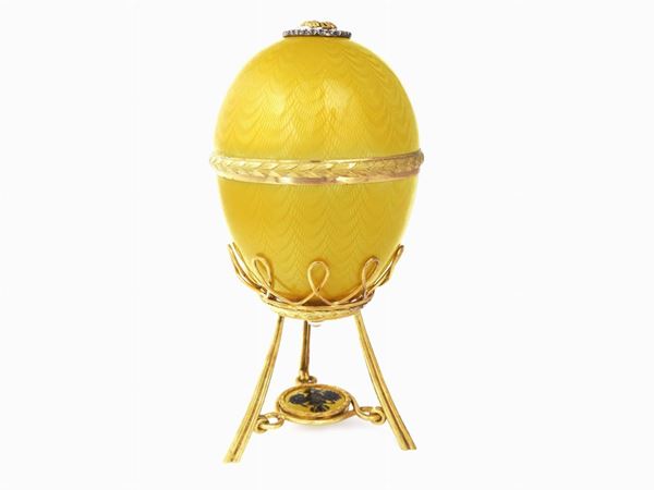 Grande uovo con piedestallo in oro giallo, argento, diamanti e smalti