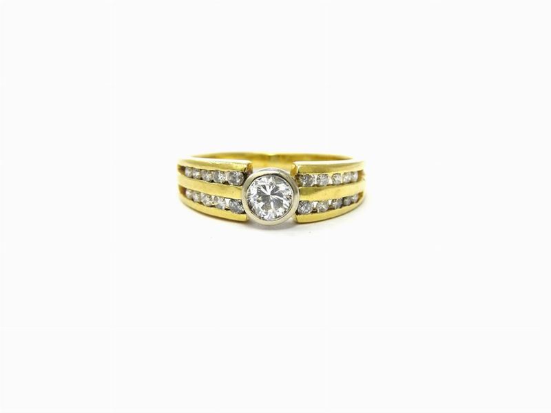 Anello Solitario in Oro Giallo e Diamanti