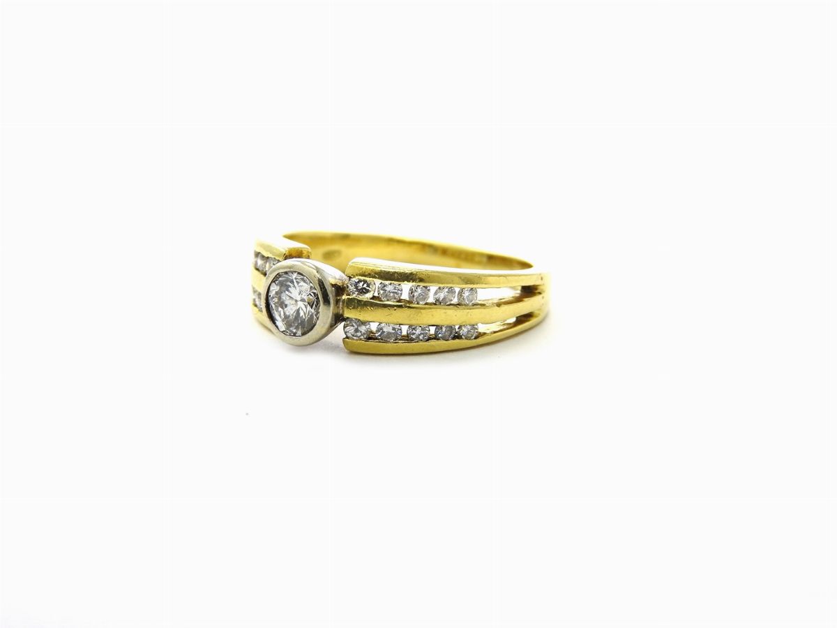 Anello Solitario in Oro Giallo e Diamanti