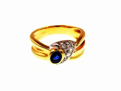 Anello in Oro Giallo con Zaffiro e Diamanti