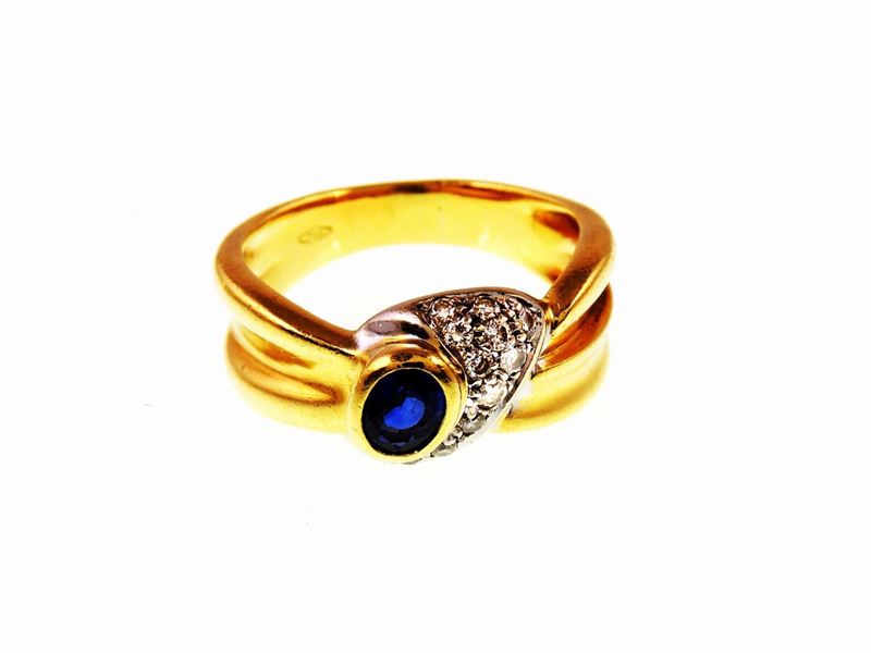 Anello in Oro Giallo con Zaffiro e Diamanti