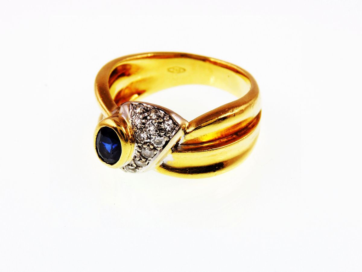 Anello in Oro Giallo con Zaffiro e Diamanti