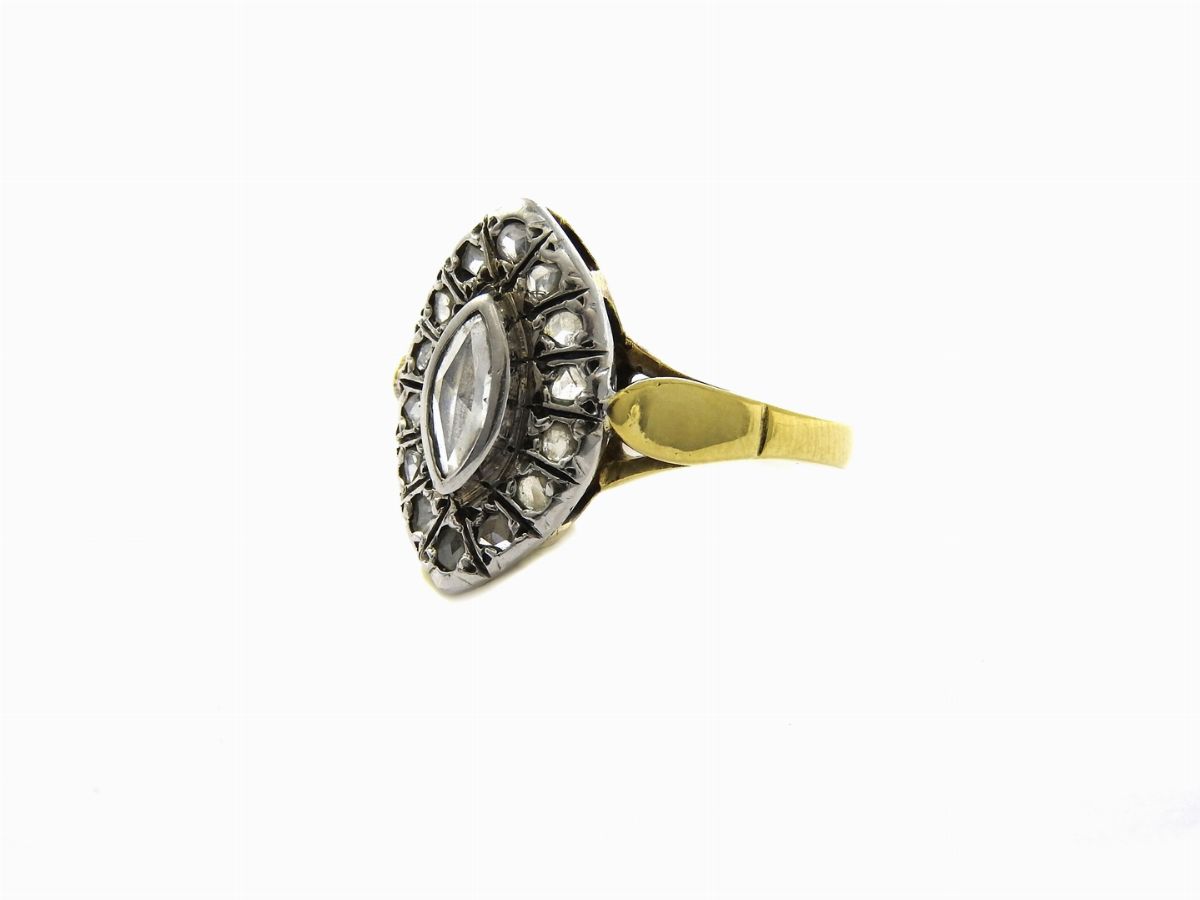 Anello in Oro Giallo e Bianco con Diamanti