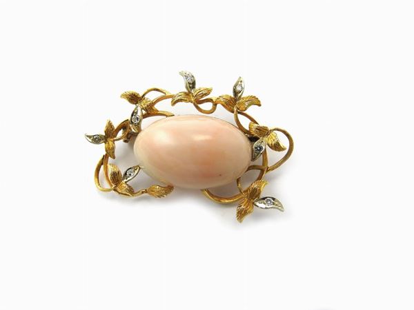 White and yellow gold brooch with diamonds and big pink coral cabochon