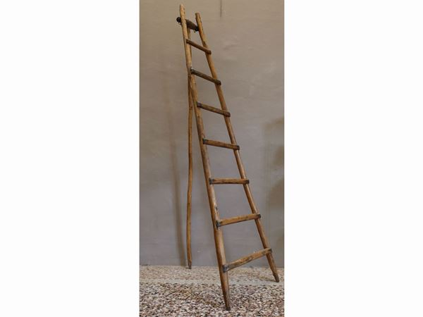 Grande scaleo rustico in legno