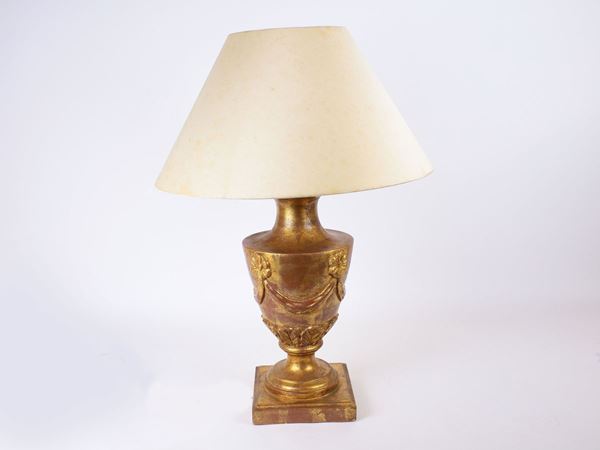 A giltwood table lamp