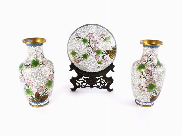 A pair of cloisonnè vases and a dish