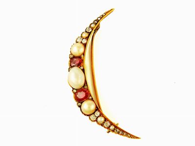 Spilla in Oro Giallo con Diamanti, Rubini e Perle Probabilmente Naturali
