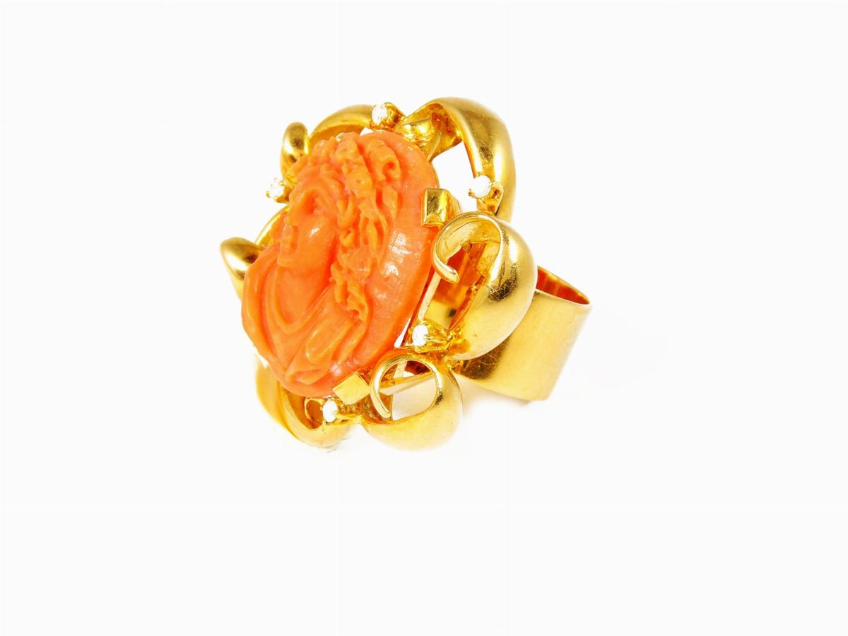 Anello in Oro Giallo, Diamanti e Corallo Inciso