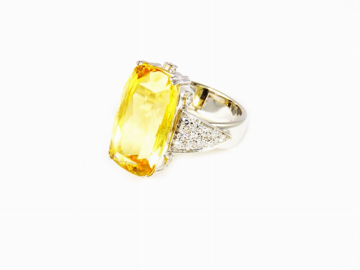 Anello in Oro Bianco con Diamanti e Berillo Eliodoro