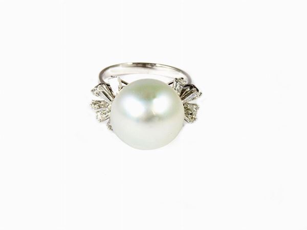 Anello in oro bianco, diamanti e perla a bottone