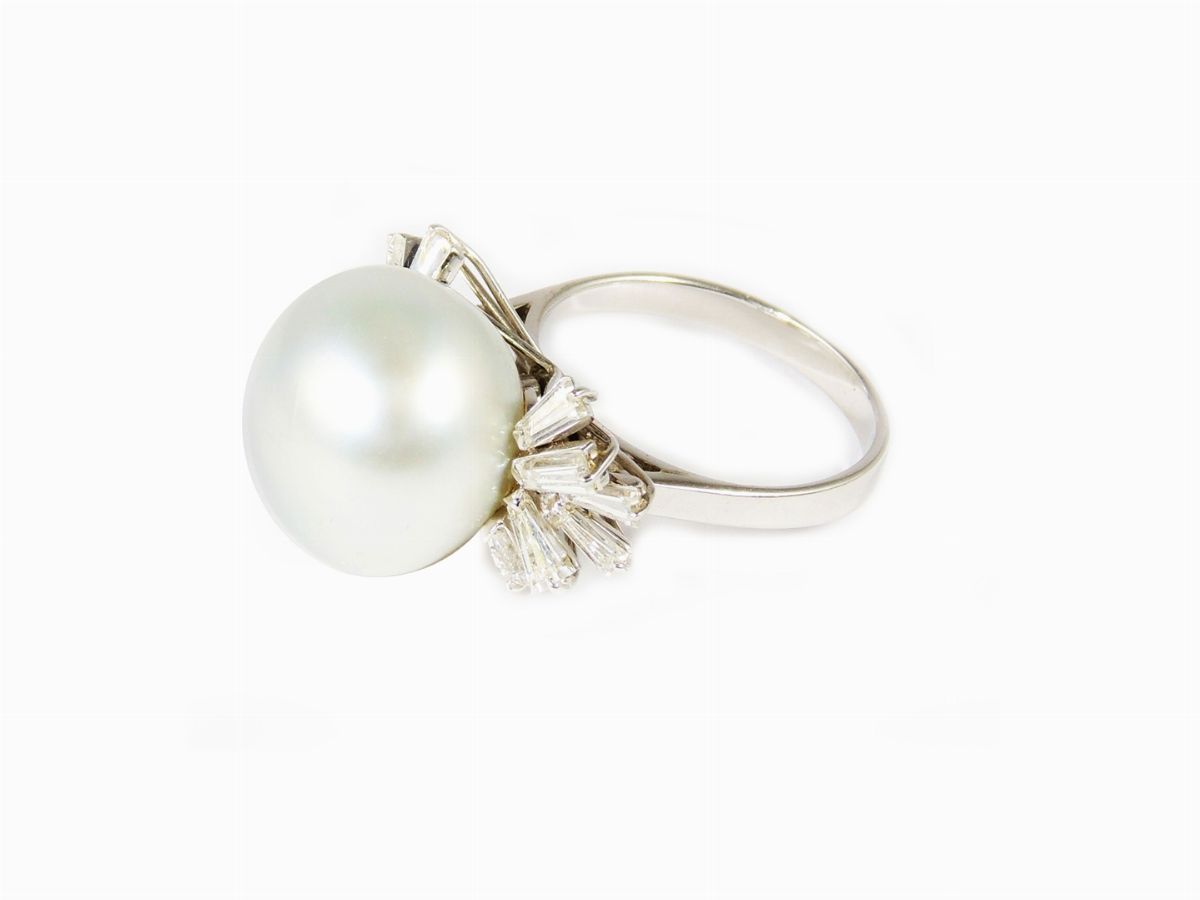 Anello in Oro Bianco, Diamanti e Perla a Bottone