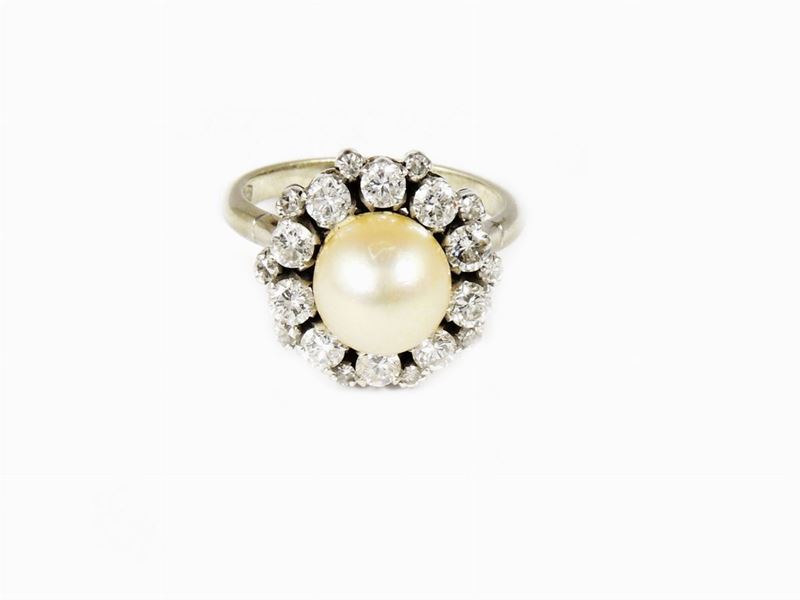 Anello a Margherita in Oro Bianco e Diamanti con Perla Gialla Centrale