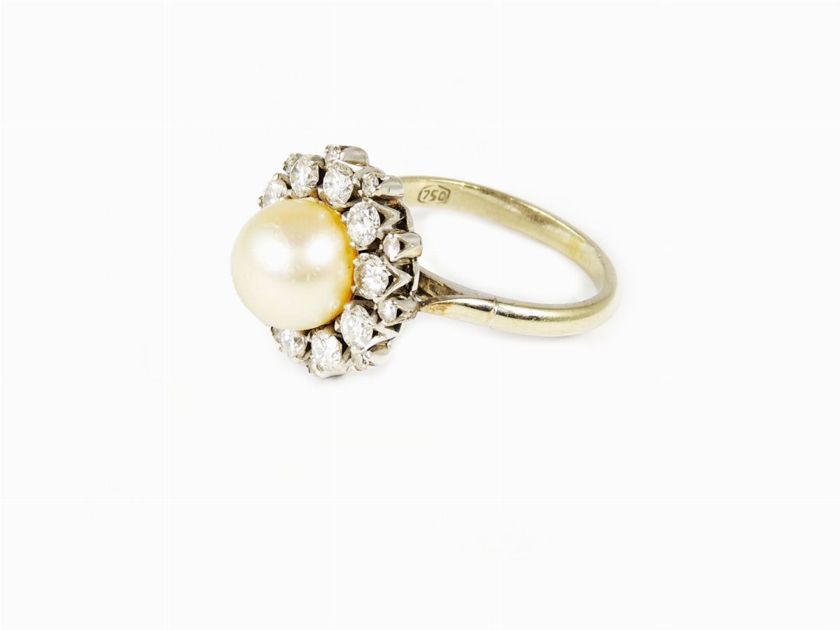 Anello a Margherita in Oro Bianco e Diamanti con Perla Gialla Centrale