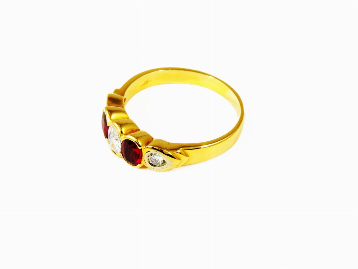 Anello a Fascia in Oro Giallo con Diamanti e Rubini