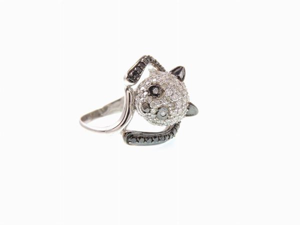 14Kt white gold animalier-shaped ring with colourless and black diamonds