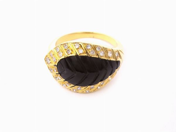 Yellow gold ring with diamonds and onyx