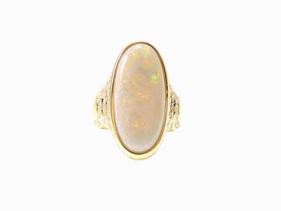 Anello in Oro Giallo con Diamanti e Opale Arlecchino