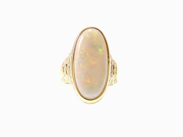 Yellow gold ring with diamonds and precious opal
